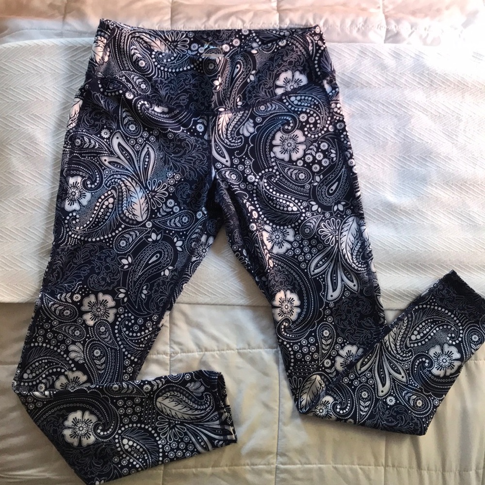 L workout leggings (worn once/excellent condition)